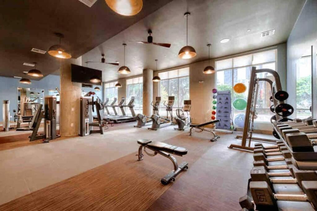 Downtown Living 1Br W/ Free Parking Garage Appartamento Houston Esterno foto