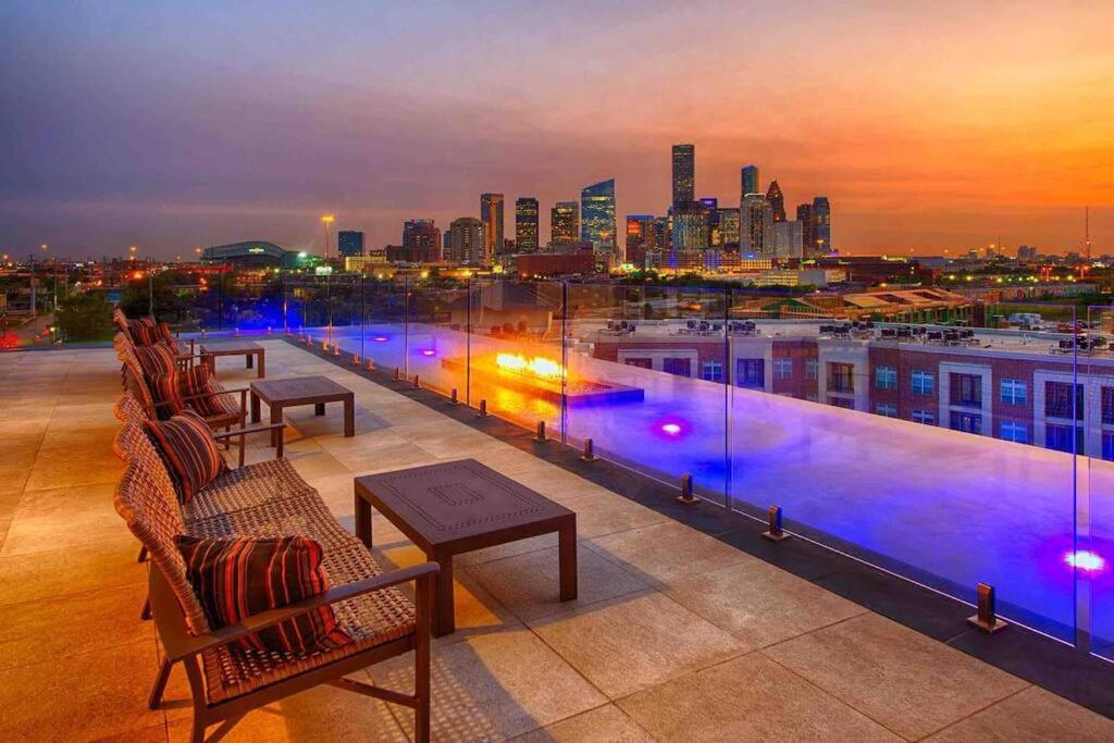 Downtown Living 1Br W/ Free Parking Garage Appartamento Houston Esterno foto
